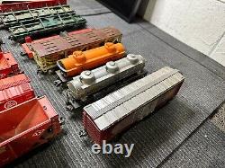 (28) Post War Lionel Trains, boxcars, O Gauge + Smaller UNTESTED PARTS READ