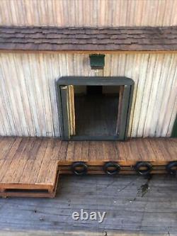 G SCALE WOOD Freight Station With Loading Ramp And Lights
