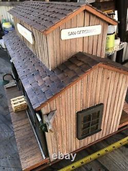 G SCALE WOOD Freight Station With Loading Ramp And Lights