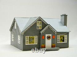 LIONEL HALLOWEEN LIGHTED HOUSE PLUG N PLAY O GAUGE train building 1929110 NEW