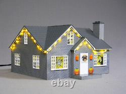 LIONEL HALLOWEEN LIGHTED HOUSE PLUG N PLAY O GAUGE train building 1929110 NEW