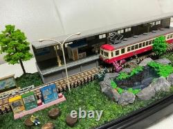 Model Train N Gauge Diorama Station Platform Scenery Clear Case Included #2d7bd3