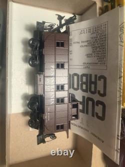 Roundhouse HO Gauge Model Train Cars Mixed Lot